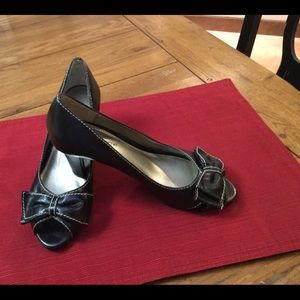 NWOT Liz Claiborne Peep-Toe Leather Heels Size 8